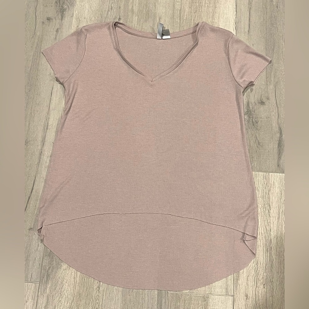 H&M Divided short sleeve knit top Size XS
Ash Pink V neck